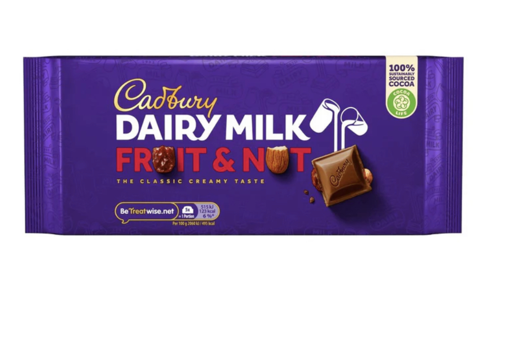 E48B933E-6B74-4A6D-8C03-1C4374141149 شوكلاتة كادبوري ديري ميلك بالزبيب واللوز 227 جم - الصورة 1